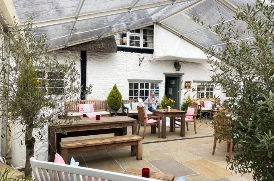 Lamb Inn near Oxford on sale for £700,000