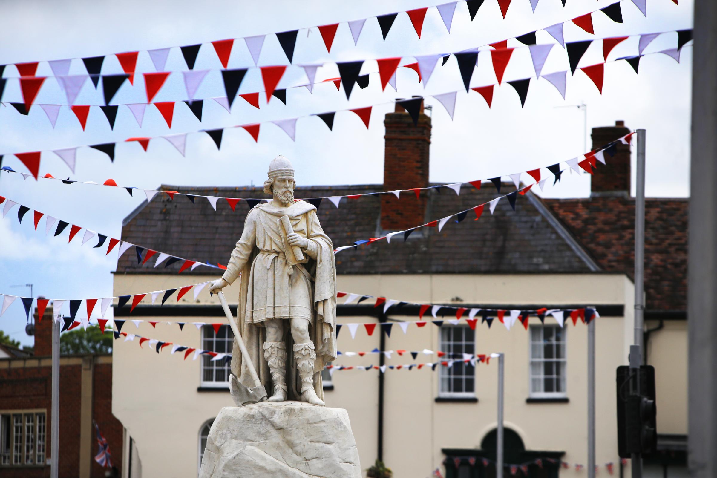 Big Jubilee Lunch in Wantage planned for Queen's 70 years - Vimarsana News