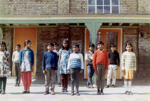 thisisoxfordshire: Photo of students taken in 1967 at New Hinskey School.
