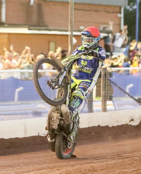 thisisoxfordshire: Aaron Summers celebrates his fourth straight win. Picture: Steve Edmunds